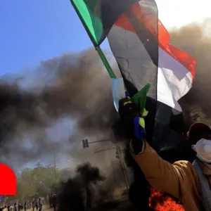 حرب أهلية وشيكة في السودان؟.. إعلان حالة الطوارئ في الخرطوم وسط قصف مدفعي عنيف - أخبار الشرق