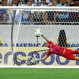 مدرب الأرجنتين يشيد بدور إيمليانو في التأهل لنصف نهائي كوبا أمريكا 2024
