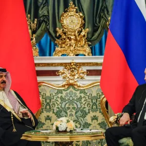 ملك البحرين يدعو روسيا إلى مؤتمر السلام ويؤكد دعم بلاده تطبيع العلاقات مع إيران