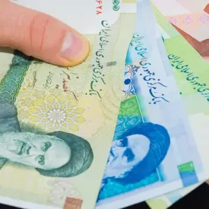 بعد حادث سقوط طائرة "إبراهيم رئيسي".. الريال الإيراني يهوي مقابل الدولار