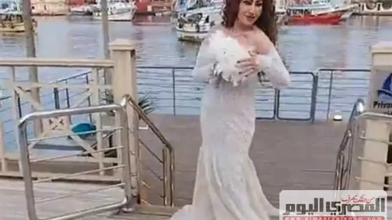 إيناس مكي تُثير الجدل بظهورها بـ فستان زفاف على شواطئ رأس البر (صور)