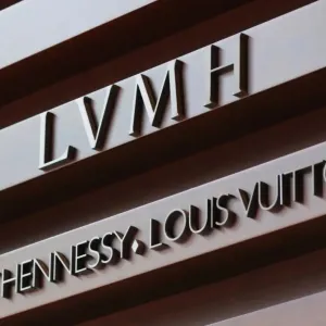 لماذا حظيت منتجات LVMH الفاخرة باهتمام كبير في افتتاح أولمبياد باريس؟