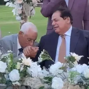 شاهد.. طبيب "مصري" شهير يقبل يد رجل أعمال في حفل عقد قران ابنته يشعل الجدل في مصر