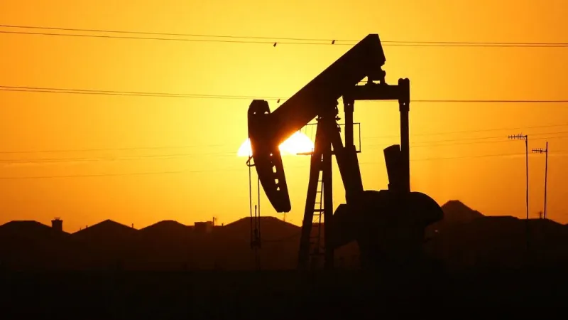 النفط يرتفع 2% بفضل آمال نمو الطلب في الصيف ومخاوف الإمدادات