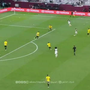 الدقيقة 72 : ساطع العباسي حارس مرمى نادي قطر يتصدى ببراعة لتسديدة بلاتا لاعب السد