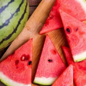ماذا يحدث عند الإفراط في تناول البطيخ؟.. مخاطر صحية جسمية لهذه الفئات