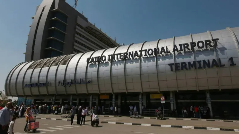 "مصر للطيران" تنفي تكدس مسافرين بمطار القاهرة