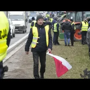 المزارعون البولنديون ينظمون اعتصامًا في البرلمان بوارسو ضد واردات أوكرانيا ولوائح الاتحاد الأوروبي