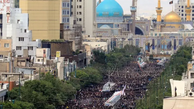 انتهاء مراسم دفن الرئيس الإيراني في مشهد، وسط استمرار الانقسام في إيران