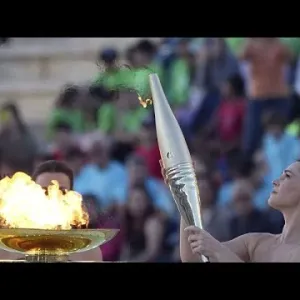 شاهد: تسليم شعلة دورة الألعاب الأولمبية رسميا إلى فرنسا