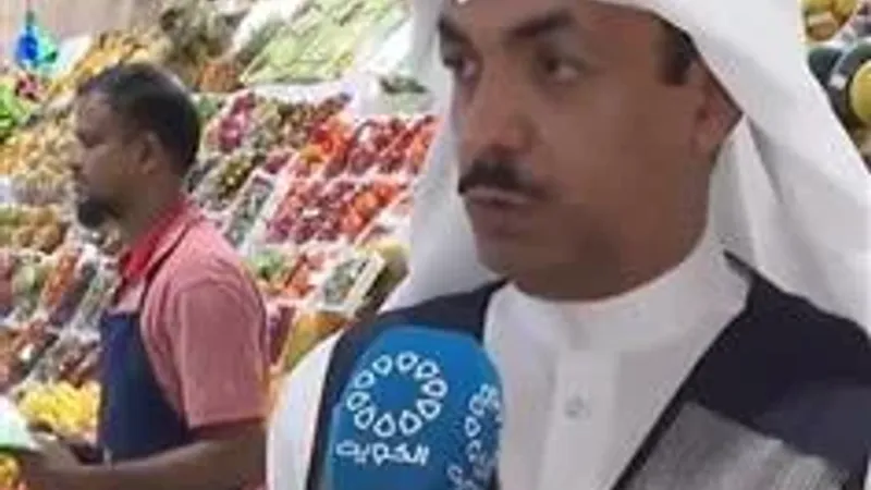 جولة تفتيشية لفرق وزارة التجارة لمراقبة الأسعار في سوق المباركية