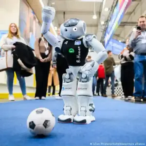معرض للذكاء الاصطناعي يشهد مباراة كروية بين روبوتات