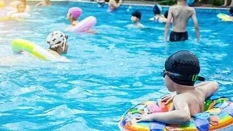 نصائح للأمهات.. إزاى تحمى طفلك من مخاطر حمامات السباحة