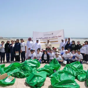 حملة لتنظيف شاطئ "رأس النوف" بمشاركة طلاب وطالبات