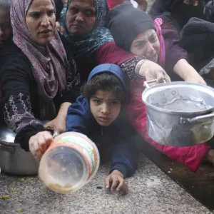 غزة حيث يموت الناس عطشا ويبكي الرجال قهرا.. مأساة الفلسطيني اليومية في تأمين شربة ماء أو كسرة خبز