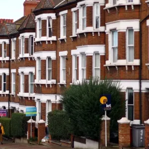 استمرار تراجع أسعار المساكن في بريطانيا والسوق تكافح في ظل نقص العقارات