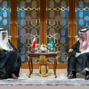 وزير الخارجية يستقبل نظيره البحريني ويستعرضان مستجدات الأحداث