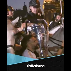 الشرطي الذي يؤمن حافلة ريال مدريد.. تصرف رائع من داني كارفاخال مع والده 👮‍♂️🤍