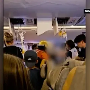 وفاة شخص جراء "مطبات هوائية شديدة" برحلة الخطوط السنغافورية.. شاهد الفوضى داخل الطائرة