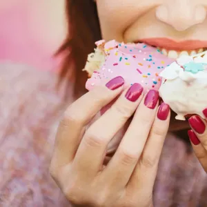 دراسة تكتشف سببا غير متوقع وراء الرغبة الشديدة في تناول السكريات لدى النساء