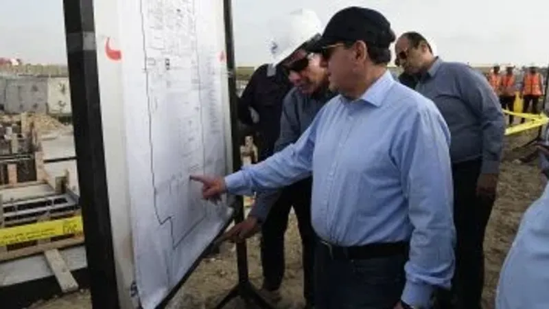وزير البترول يتفقد الأعمال الإنشائية لمصنع السويس لمشتقات الميثانول بميناء دمياط
