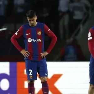 فرديناند يهاجم لاعب برشلونة بعد الخسارة أمام باريس سان جيرمان: لا يمكنني تصديق ما فعله