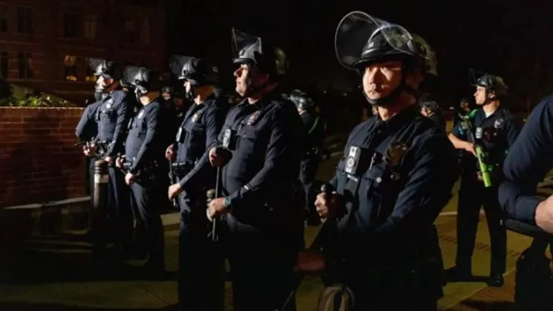 الشرطة تدخل جامعة كاليفورنيا تمهيدا لفض اعتصام مؤيد لفلسطين