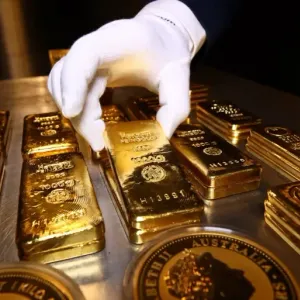 الذهب يتراجع بعد إشارات إلى زيادة الفائدة الأميركية