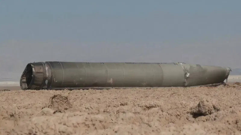 شاهد: متجولون إسرائيليون يعثرون على جزء ضخم من صاروخ في وسط الصحراء عند البحر الميت