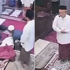 وفاة إمام مسجد أثناء صلاة الفجر في إندونيسيا (فيديو)  https://shrq.me/nbsjqn