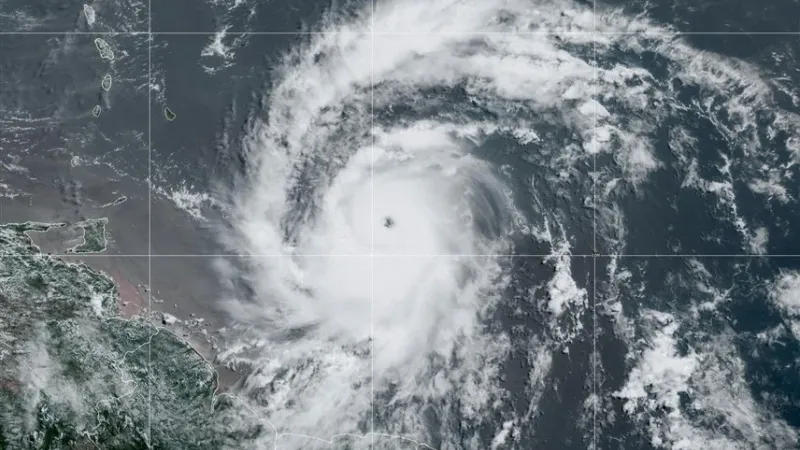 الامارات تحذر مواطنيها في الكاريبي من إعصار "بيريل"