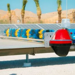 ابتكار عُماني لتنظيف الخلايا الشمسية باستخدام الروبوت