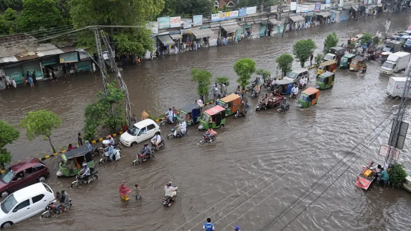 أمطار وفيضانات تودي بحياة 14 شخصاً في باكستان