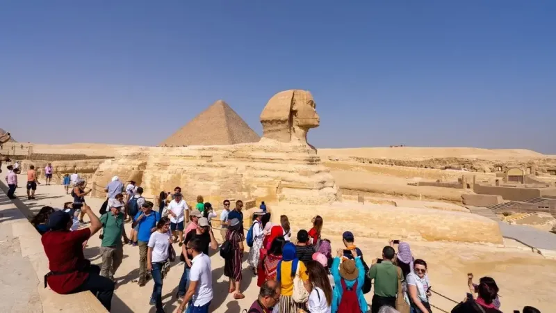 كيف تتأثر مالية مصر بتهديد عائدات السياحة وقناة السويس؟