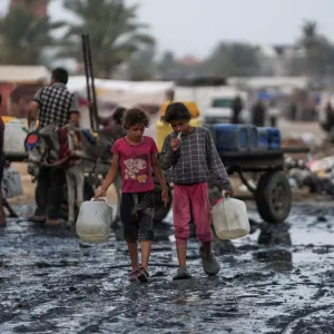مياه الصرف الصحي والقمامة تحاصران الفلسطينيين في غزة وتتسبب بمخاطر صحية كبيرة
