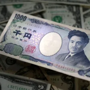 الين الياباني يهبط لأدنى مستوياته في 34 عاما أمام الدولار