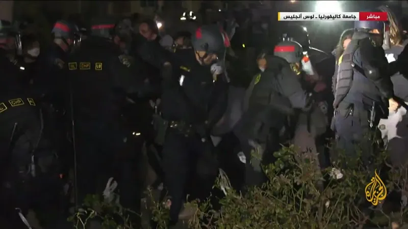 الشرطة تعتقل عددا من المعتصمين المطالبين بوقف الحرب على #غزة خلال اقتحامها جامعة كاليفورنيا #حرب_غزة #الأخبار