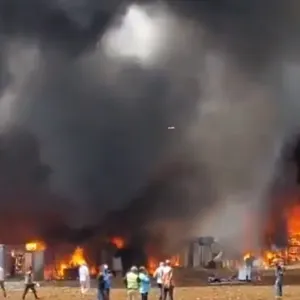 فيديو.. اندلاع حريق ضخم في مخيم للاجئين السوريين في لبنان