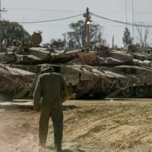 في مؤشر على اجتياح رفح.. إسرائيل تحشد دباباتها ومدرعاتها على طول الحدود الجنوبية لقطاع غزة https://arabic.euronews.com/2024/04/26/dozens-israeli-tanks...