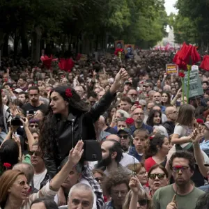 فيديو. 
            
    			البرتغاليون يحتفلون بالذكرى الـ50 لثورة القرنفل