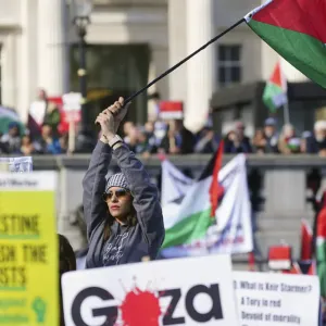 شاهد: مسيرة كبيرة تعمّ شوارع لندن تضامنًا مع الفلسطينيين