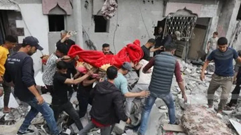 #صور انتشال عدد من الشهداء والجرحى بعد تدمير #الاحتلال لمجمع سكني في مخيم #النصيرات وسط #قطــاع_غزة