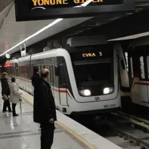 بالفيديو| حادث غريب في محطة مترو إزمير التركية