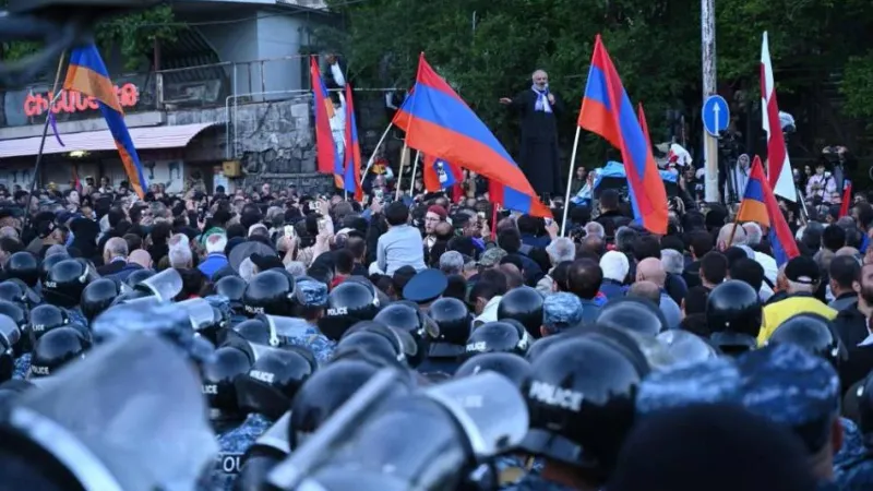 يطالبون باستقالة باشينيان.. الشرطة الأرمينية تعتقل عشرات المحتجين في يريفان
