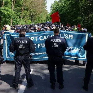 رفضاً لتوسيع مصنعها.. نشطاء بيئيون يتظاهرون ضد تسلا قرب برلين