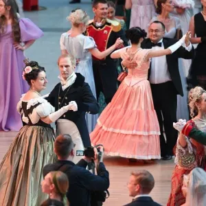 بأجواء من القرن التاسع عشر.. موسكو تحيي فعالية "حفل بوشكين الراقص" (فيديو)
