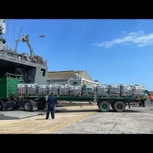 شاهد: دخول شاحنات إلى الرصيف البحري لنقل المساعدات إلى قطاع غزة