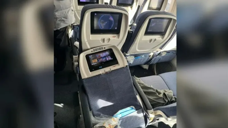رجل علق في صندوق أمتعة الطائرة.. صور من رحلة رعب على متن بوينغ