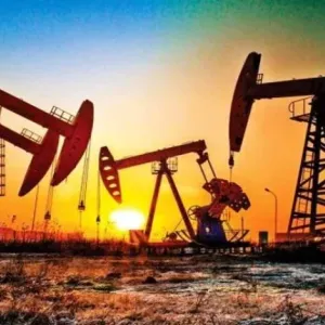 أسعار النفط ترتفع من جديد وسط انخفاض المخزونات