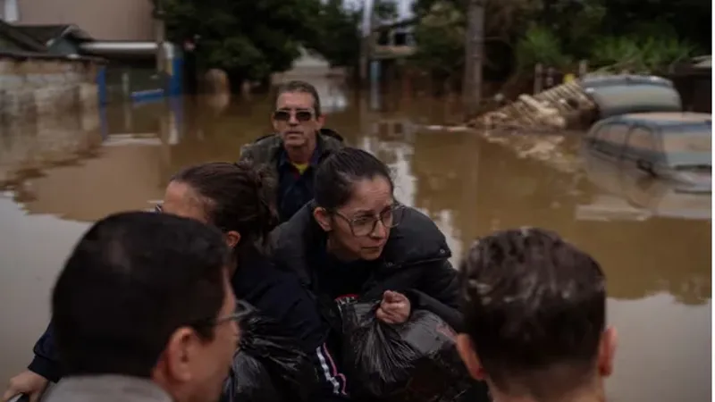 نزوح بعشرات الآلاف فى البرازيل بسبب الفيضانات.. والسكان يبحثون عن مأوى.. صور
